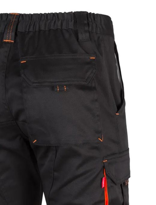 Pantalón multibolsillo negro con detalles fluor